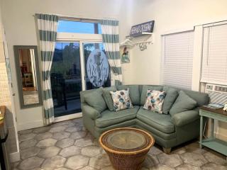 GIPH Mermaid’s Tale Sleeps 2 w/Queen - Galveston - 7