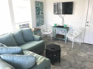 GIPH Mermaid’s Tale Sleeps 2 w/Queen - Galveston - 4