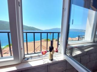 Luxury 3BR Duplex Pool & Hot Tub in Kumbor - 0