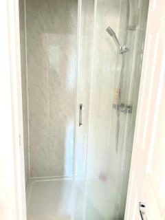 Modern Stylish 4Bed 2 Bath in Pitsea, Basildon Essex 2 Free Carpark - Nevendon - 1