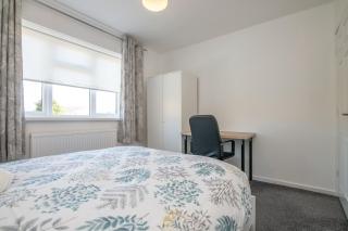 Modern Two Bedroom House with Parking - Tipton - 2