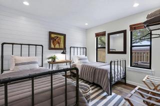 Luxurious Rental with Private Yard and BBQ in Wimberley, Texas - Driftwood - 3