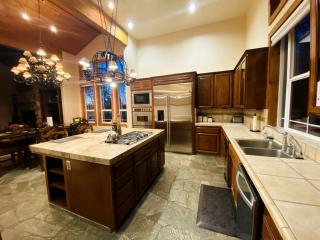 Lakefront Cabin with Private Dock and Outdoor Living in Bass Lake, California - Bass Lake - 4