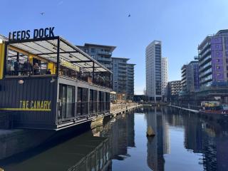 2 Bed River View Balcony Leeds Dock Royal Armouries - 3