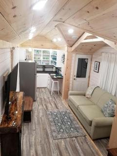 Gorgeous, Fully-Equipped Tiny House Rental for Glamping Escapes in Georgia - - 7