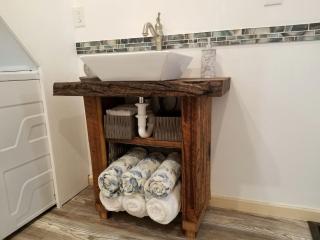 Gorgeous, Fully-Equipped Tiny House Rental for Glamping Escapes in Georgia - - 1