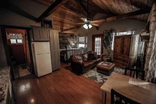Charming Cabin Rental with a Hot Tub and Private Pool for a Romantic Getaway in Texas Hill Country - Wimberley - 3