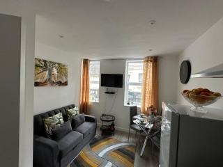 Luxurious 2 - Bedroom Apartment - Watford - 0
