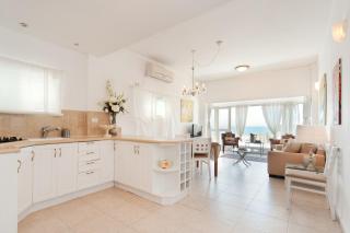 Bright and Charming 1BR Apt w Sea Views Near Shore with Shelter by Sea N' Rent - Tel Aviv - 6