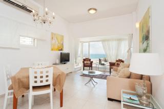 Bright and Charming 1BR Apt w Sea Views Near Shore with Shelter by Sea N' Rent - Tel Aviv - 9
