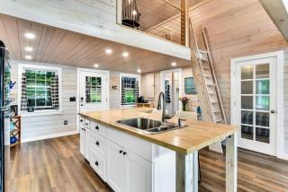 Charming, Pet Friendly Lakefront Cabin in Belgrade, Maine, Perfect for a Weekend Getaway with Friends - Belgrade - 3