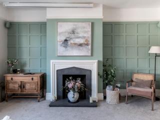 Luxury 5-Bed Home w Cinema Games Room Garden - Pass the Keys - 0