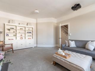 Luxury 5-Bed Home w Cinema Games Room Garden Pass the Keys - Londra - 4