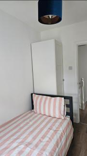 Spacious modern 3 bedroom house 4 you, me and them - Oxford - 6