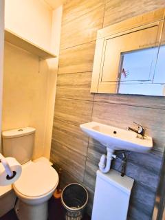R8 Single bed Superb en suite - 9