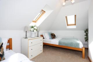 JOIVY Greenknowes Estate with Hot Tub and Bar - Farmhouse and Lodge - 8