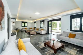 Newly Renovated 6 BDRM Grand Villa w Pool and Views - Marbella - 1