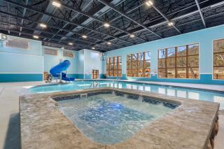 Cabin w Pvt Hot Tub-Outdoor TV-2 Bunk Rooms-Cmty Indoor Pool-Water View-Free Tickets - 5