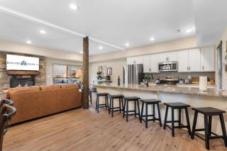 Cabin w Pvt Hot Tub-Outdoor TV-2 Bunk Rooms-Cmty Indoor Pool-Water View-Free Tickets - 1