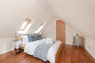 JOIVY Greenknowes Lodge with Hot Tub and Wood Burning Stove - Kelty - 7