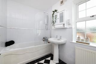 JOIVY Greenknowes Lodge with Hot Tub and Wood Burning Stove - Kelty - 6