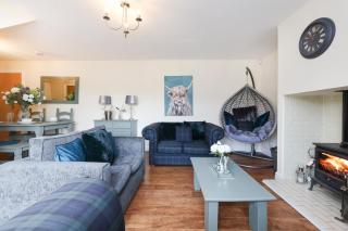 JOIVY Greenknowes Lodge with Hot Tub and Wood Burning Stove - Kelty - 1