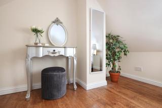 JOIVY Greenknowes Lodge with Hot Tub and Wood Burning Stove - Kelty - 2