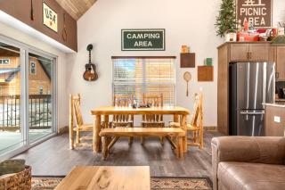 Cozy Cabin w Water View-Community Indoor Pool-Connect4-Bunk Room-Free Attraction Tickets - 4