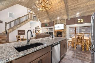 Cozy Cabin w Water View-Community Indoor Pool-Connect4-Bunk Room-Free Attraction Tickets - 2