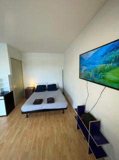 Geneva Residences - Colourful Apartment by the border - 1