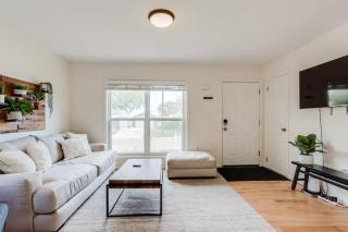 Spacious and Stylish Home With Fast Wifi and Near to Downtown - 8