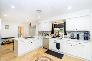 Houston Oasis Pool, Gameroom, & Near IAH Airport - 5