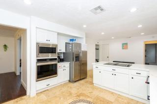 Group Family Getaway With Private Pool - Houston - 6