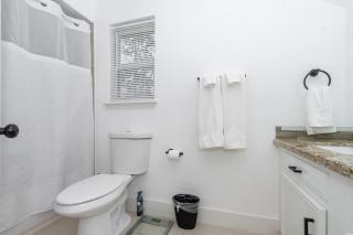 Group Family Getaway With Private Pool - Houston - 4