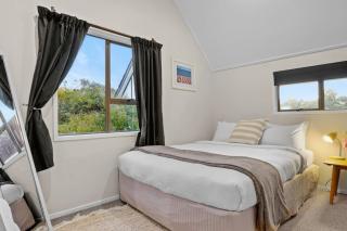Seaside Bougainvillea Retreat close to Beaches - Auckland - 8