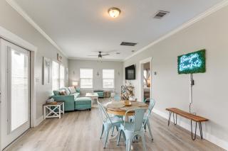 Walk to Crystal Beach Coastal Getaway with Deck - Crystal Beach - 0