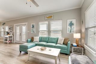 Walk to Crystal Beach Coastal Getaway with Deck - Crystal Beach - 7