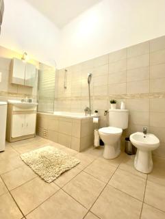 FREE PARKING + 4BDR + 3BATHS! + 5* LOCATION - Budapest - 9
