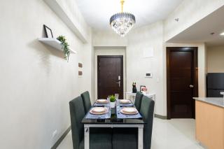 Uptown Parksuites Sky Garden Flr Bright Airy 2 BR balcony - Manila - 9