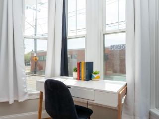Jennifer's Walkable Private Apartment Getaway with Relaxing Deck - Providence - 4