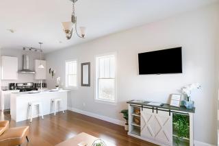 Jennifer's Walkable Private Apartment Getaway with Relaxing Deck - Providence - 6