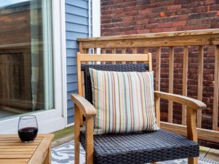 Jennifer's Walkable Private Apartment Getaway with Relaxing Deck - Providence - 1