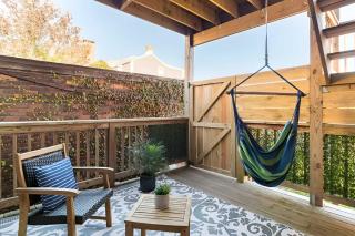 Jennifer's Walkable Private Apartment Getaway with Relaxing Deck - Providence - 2