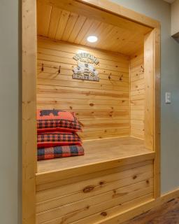 Ski View Bears - Gatlinburg! Serene Cabin with Views, HotTub, GameRoom - Gatlinburg - 4