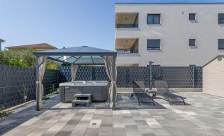 Luxury apartment with jacuzzi in Trogir - Trogir - 8