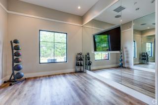Private Full Pet-Friendly, King Bed, Gym & Pool, Near Parks - Orlando - 3