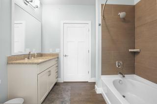 IRIE Living Divine Suite Grand Park with King Bed and Pool - Westfield - 4