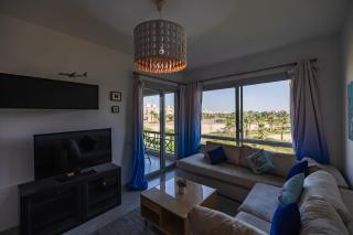 Direct to the Pool 2BR Getaway in Einbay - 2
