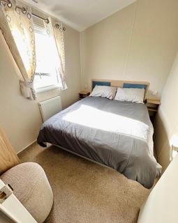 8 Berth Caravan - Lyons Robin Hood, HV - 2