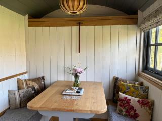 Luxury shepherd hut on rare breed smallholding - Bulford - 8